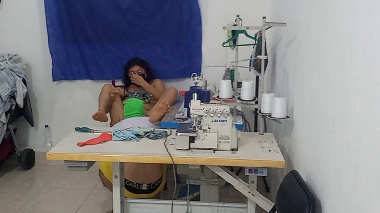 NEGRITA SEXY: Bir dikişçi iş arkadaşıyla şehvetli bir macera yaşıyor