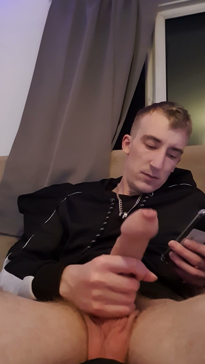Adamross: Heteroseksüel porno izlerken mastürbasyon yapıyor
