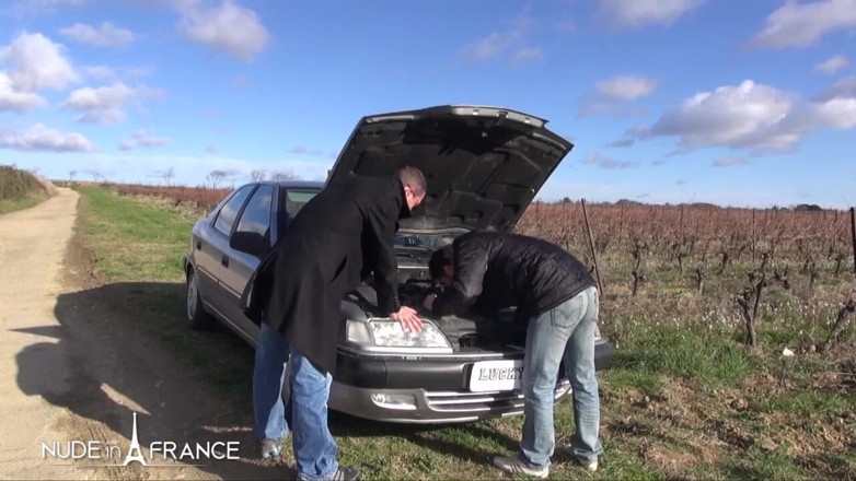 Nude in France: Duas gananciosas puta madura peituda encontraram dois bastardos para serem...