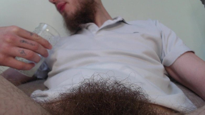 Hunky time: Плюет в стакан - волосатая лобка