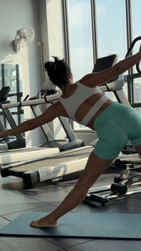 Yoga dalam seluar pendek ketat dan 4K teratas