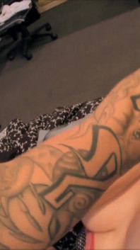 Gianna geniet als ze de pik van een getrouwde man likt