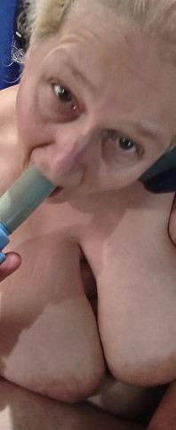 Şu anal oyuncak üvey baba bu yaramaz kızı yeni satın aldı