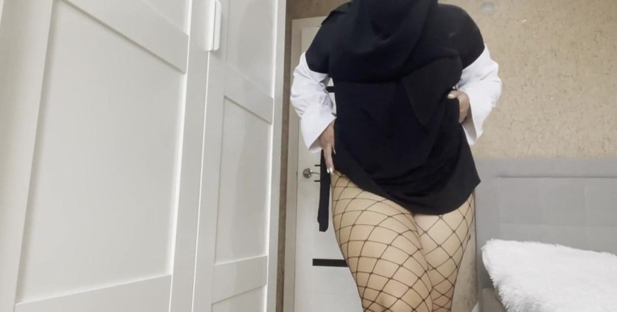 Lux Eva: Арабська повія в ажурних панчохах без трусиків дає радість