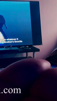 Anime kijken met mijn kont bloot