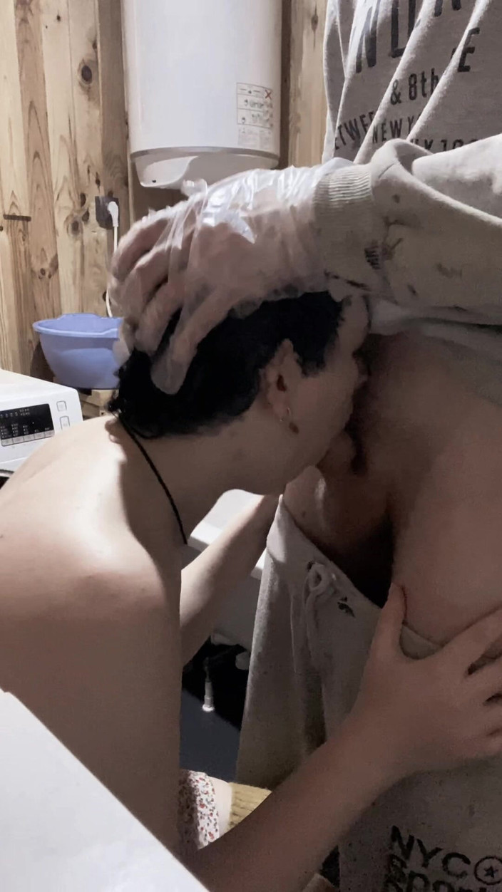 SweetAndFlow: 我来到家的理发师，在紧致阴户里口交和性爱