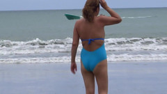 Ardientes69: Ma belle-mère s’exhibe sur la plage, elle me fait bander...