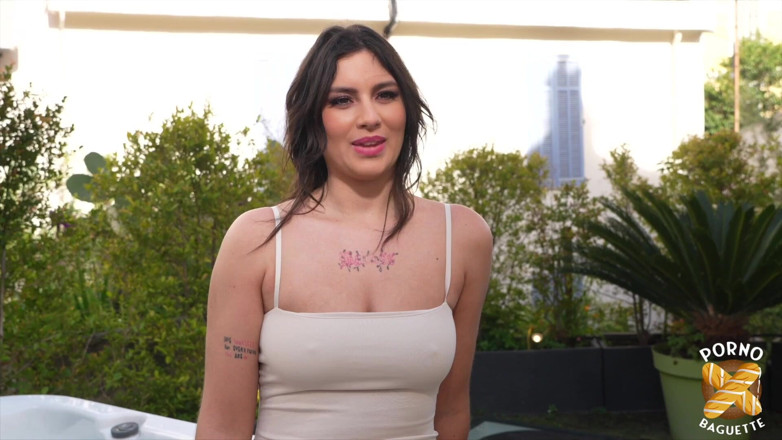 Porno Baguette: Laury con le sue grandi tette, vuole condividere un cazzo...