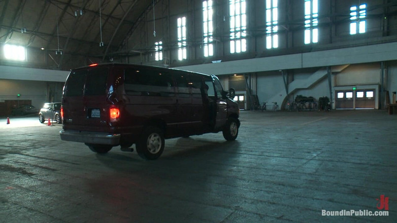 Bound in public: Yakalanan adam azgın maskeli erkeklerle dolu bir barda kullanılıyor