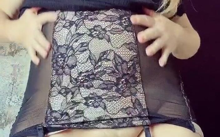 Alicia Rhodes: Büyük binişimde çimleri biçtikten sonra zonklayan kedicikimin orta yaşlı seksi kadın...