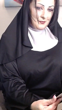 Une nonne d’étude de la Bible te surprend en train de te branler en t’humiliant