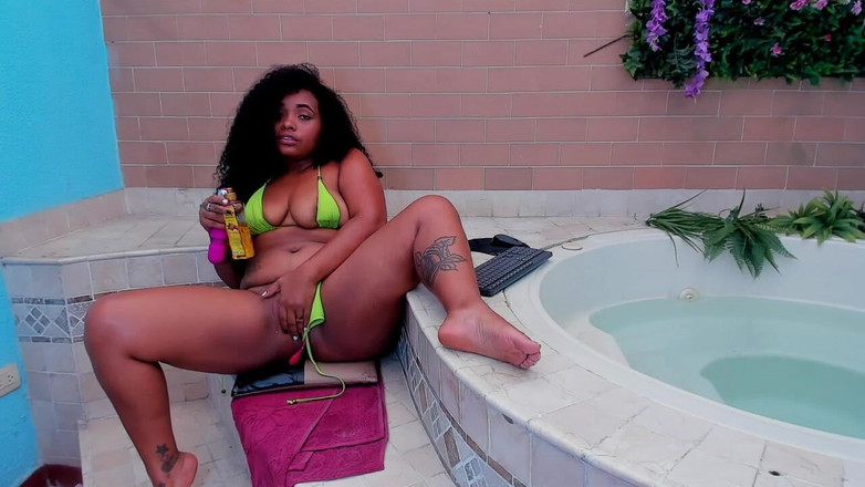 Miss ivy studio: Mi masturbo con il mio vibratore nella jacuzzi