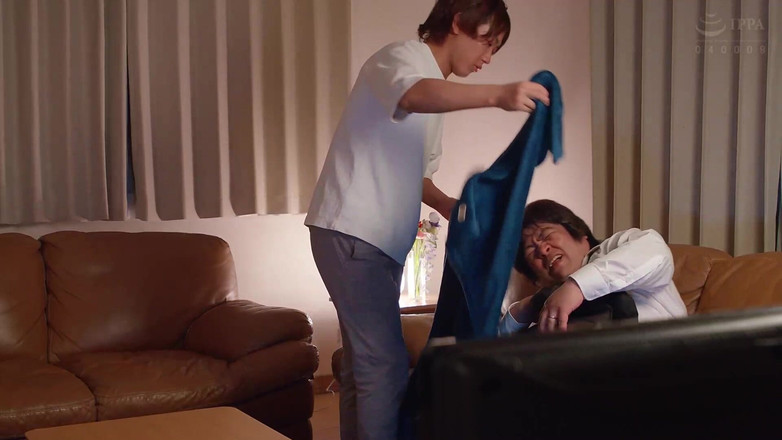 Eagle-Special: O soție frumoasă în lenjerie de lux încurcată cu un divorț însămânțat în oraș