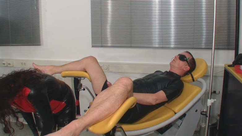 Rubber & Clinic Studio - 1ATOYS: Pervers avsugning i gummi