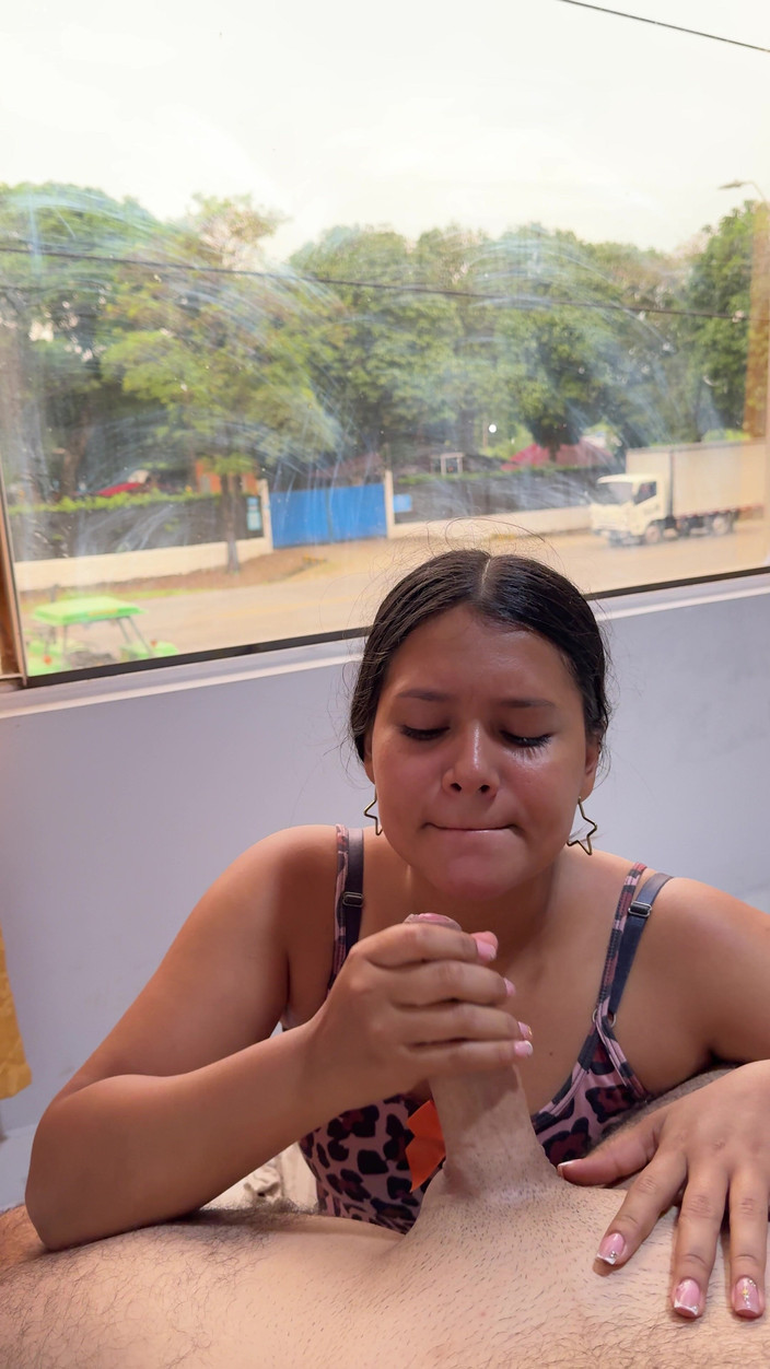 EMY_AND_JONH: 그녀는 모두가 창문을 지나갈 때 내 성기에 뛰어드는 걸 좋아한다