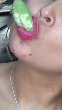 Jugando Y Tragando Un Condon Relleno De Dulces En Forma De Conejo