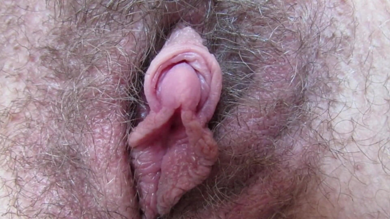Cuteblonde666: Masturbo il mio grosso clitoride da vicino e faccio eccitare...