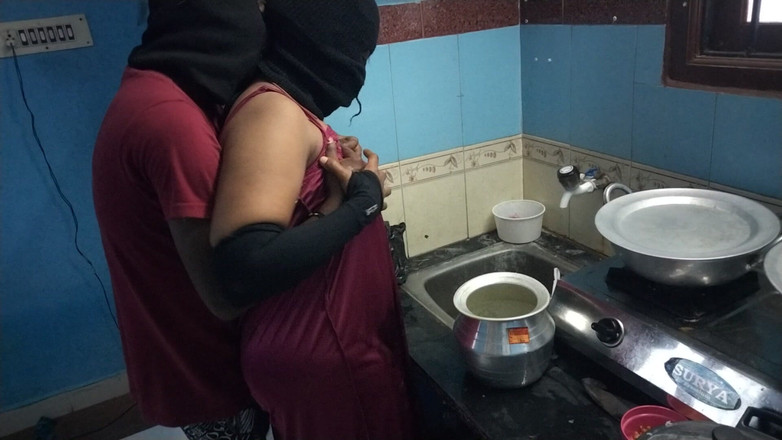 Tamil lesbian: Гарячий секс на кухні