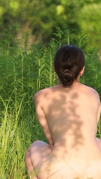 Mica curvă ia o pulă în curul ei strâmt în aer liber