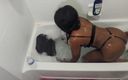 Mz Blurry Booty: Cul rebondi dans un bain moussant