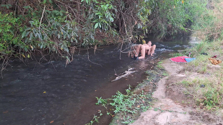 Gabi SweetCouplesStories: Cizinci jsou přistiženi při sexu u vodopádu.