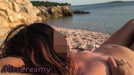 İspanya'da çıplaklar plajında riskli seks: çıplakken ona dokunuyor
