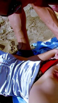Sexy dünnes teen Milky von stiefbrust am strand mit kondom in den arsch gefickt