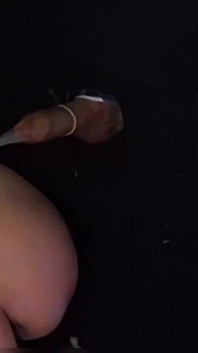 Istri nakal ini dientot habis-habisan tanpa kondom sama orang asing di glory hole