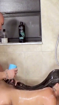 Dikke kont stiefmoeder Madisin Lee wordt geneukt onder de douche
