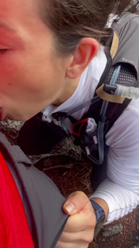 Ssij nieznajomego kutasa w lesie i połknął jej spermę