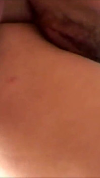 Красива матуся писяє наживо, а пизду відкриває маленький член