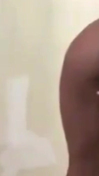 Joven ébano ugandan mostrando su rosa