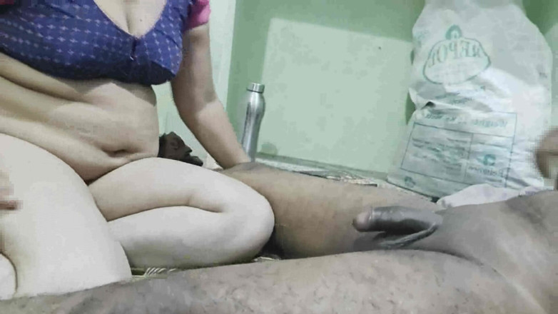 Sexy sindu: Krásná vesnická manželka kouří péro a kouří