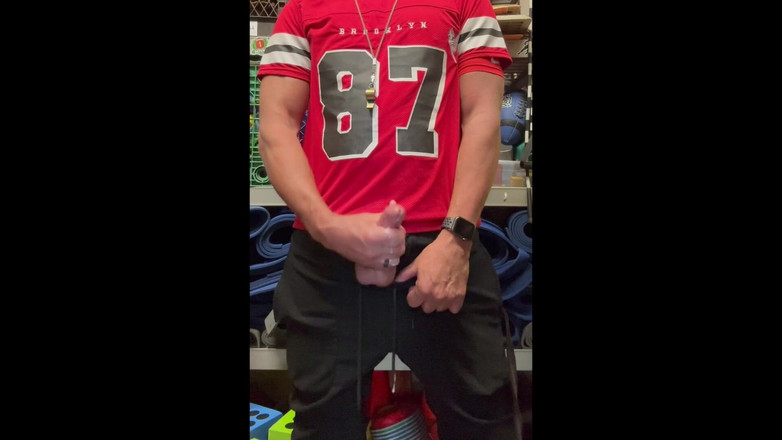 JockDad87: Jockdad87 menyemprotkan muatan ke dalam jerseynya dengan nomor 87.