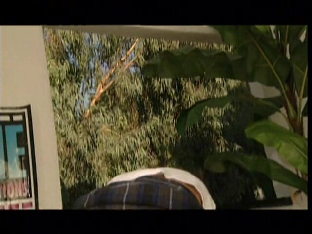 Solo Sensations: Jovem asiática toca sua buceta e toma um banho sensual