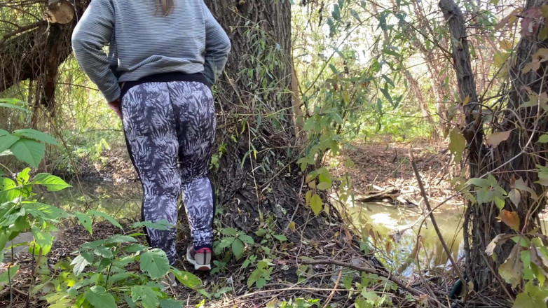 Elena: Geile milf gekleed in een legging masturbeert op de oever...