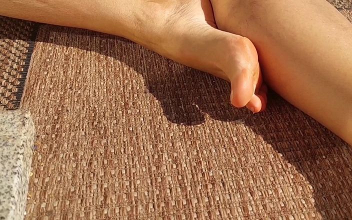 Selena701: Amateur blonde rijpe vrouw geniet van naakt poseren en voetenaanbidding