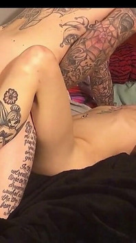 Calda bionda tatuata piccola spinner viene scopata da un grande nero tatuato