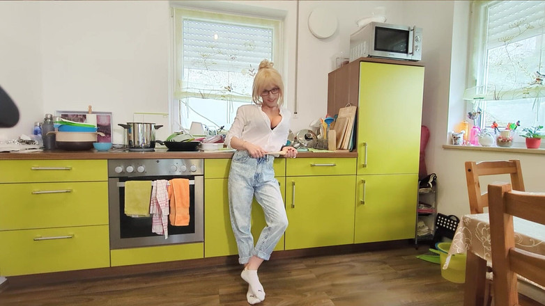 TV_Helena: मैं तुमसे नाराज़ हूँ, मेरा लड़का! सजा के रूप में, आप हिलाते हुए खुद को पंच करते हैं! हिलाने के निर्देश सीबीटी जर्मन