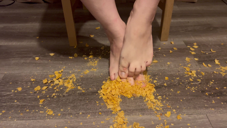EeveeXo: Food Crunching - asmr menginjak sereal dengan kaki jenjang