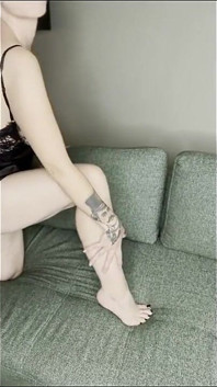 Tự móc cua mình trong phòng khách