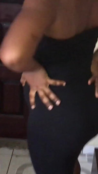 Menina africana faz striptease