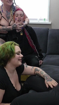 Arroganter trans-chef bekommt es umschnalldildo und wird zum cuckold