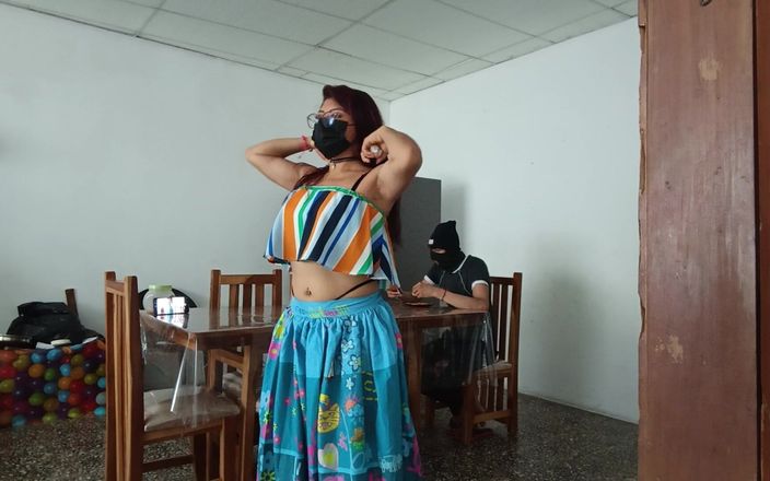 Goky: Pecaminosa mucama extiende su bonito coño abierto