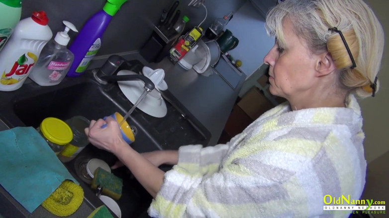 Old Nanny: Due lesbiche non possono aspettare la camera da letto