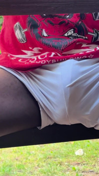 Quindi ecco un altro video di me all'aperto seduto su una panchina Commando nei miei pantaloncini