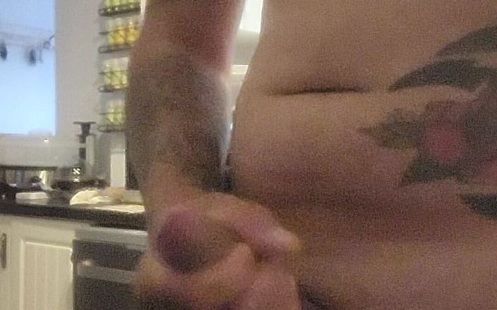 Garywhore: Cowok sange ini lagi asik ngocok kontol di dapur sampai...