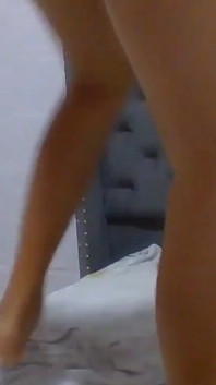 Güzel transseksüel ladyboy dilatlı götüyle oynuyor