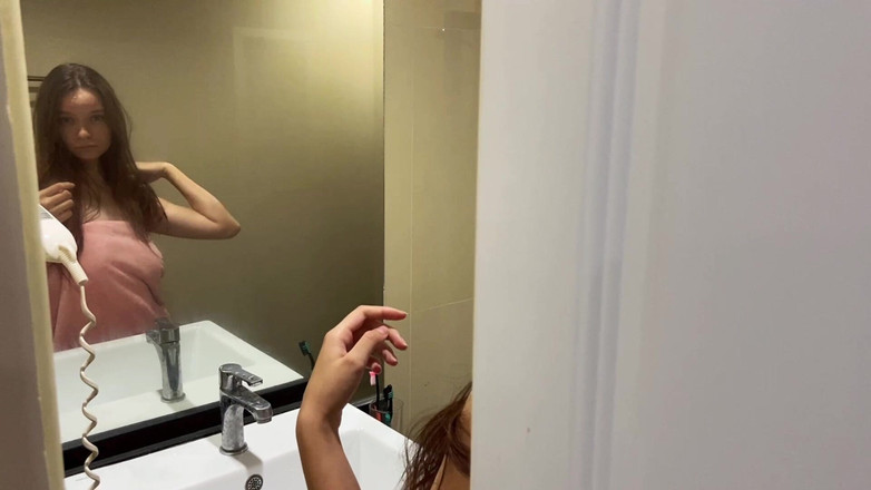 Julia Say No: Abang tiri ngeliat adik tirinya di kamar mandi sampai dia...