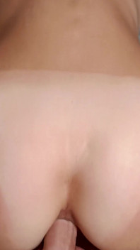 Heiße brünette reitet schwanz und bekommt anal-creampie in ihren engen arsch